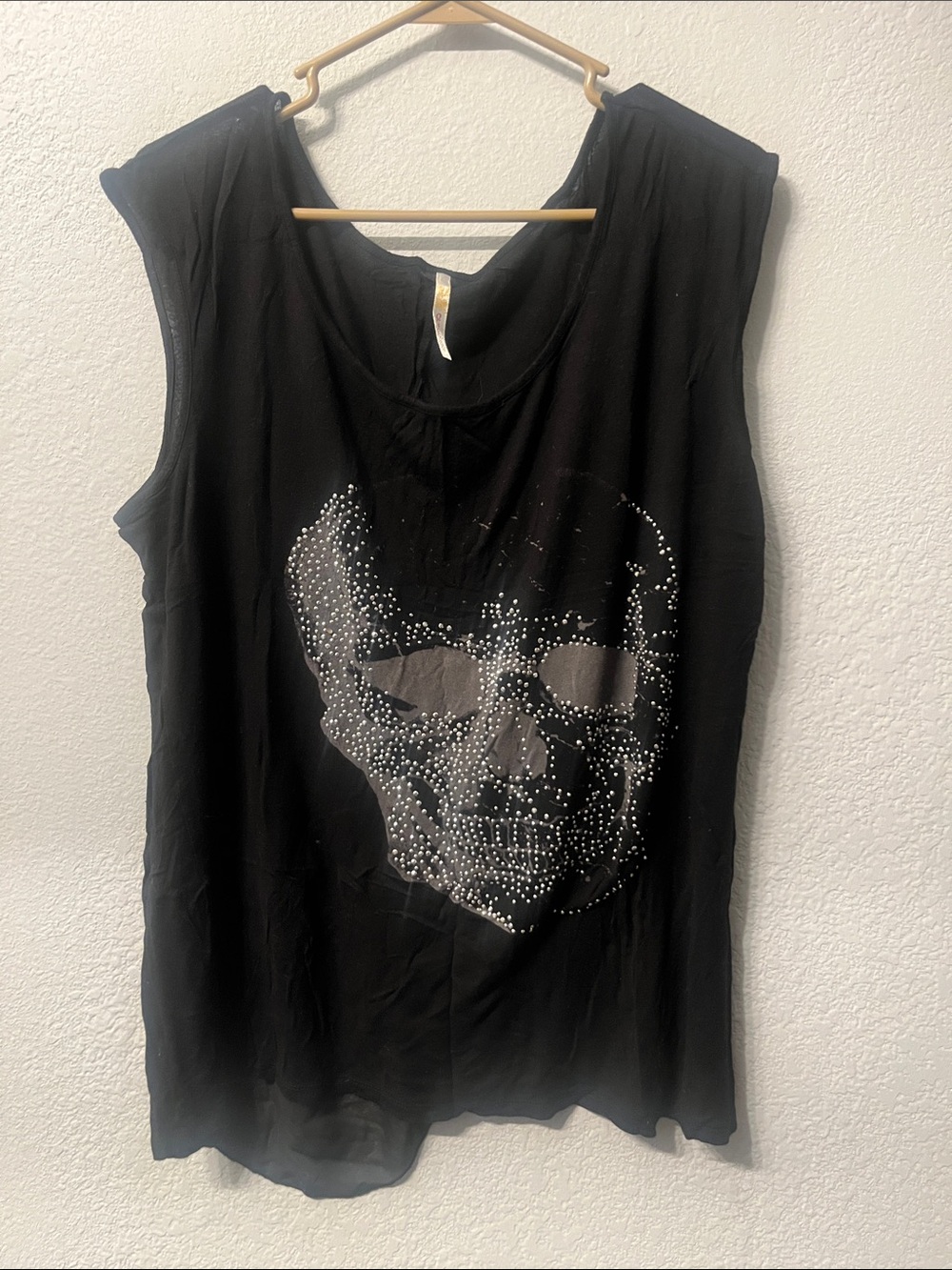 Ocasion Black Sleeveless Tank with Studded Skull